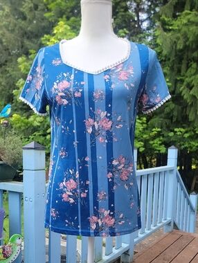Women’s Blue Floral Sweetheart Neckline With Lace Short Sleeve Top